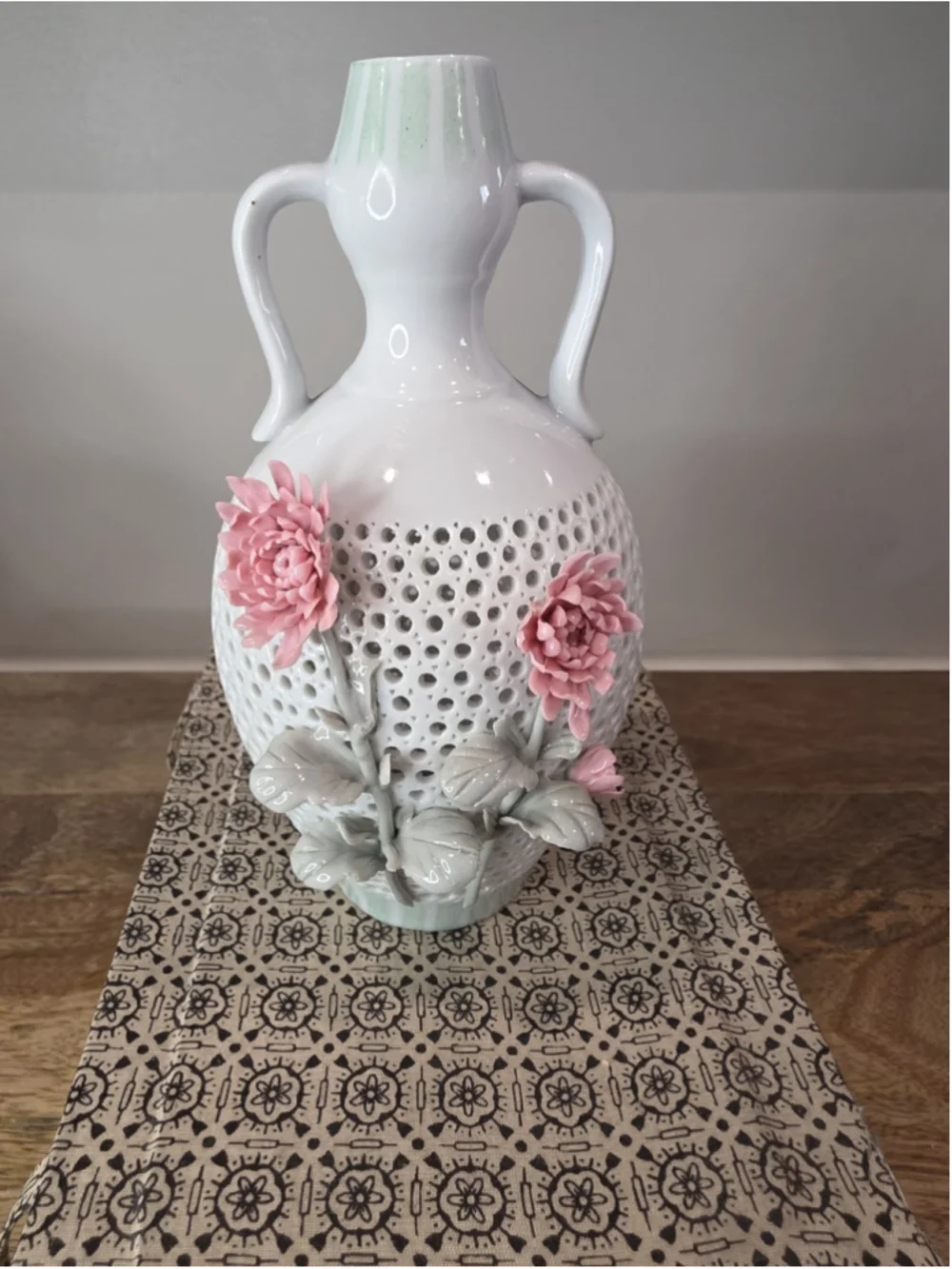 VTG Reticulated Porcelain Double Handle Floral Vase Pink Flowers Boxed 7